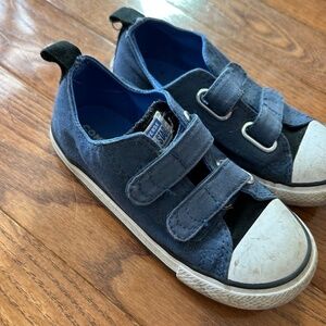 Converse young boy size 10 tennis shoes